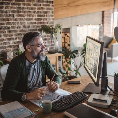 homem participando de assembleia digital