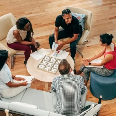 comunicado de boa convivência em condominio pessoas sentadas em mesa redonda conversando