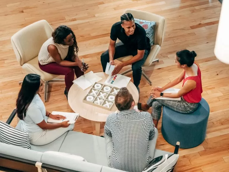 comunicado de boa convivência em condominio pessoas sentadas em mesa redonda conversando